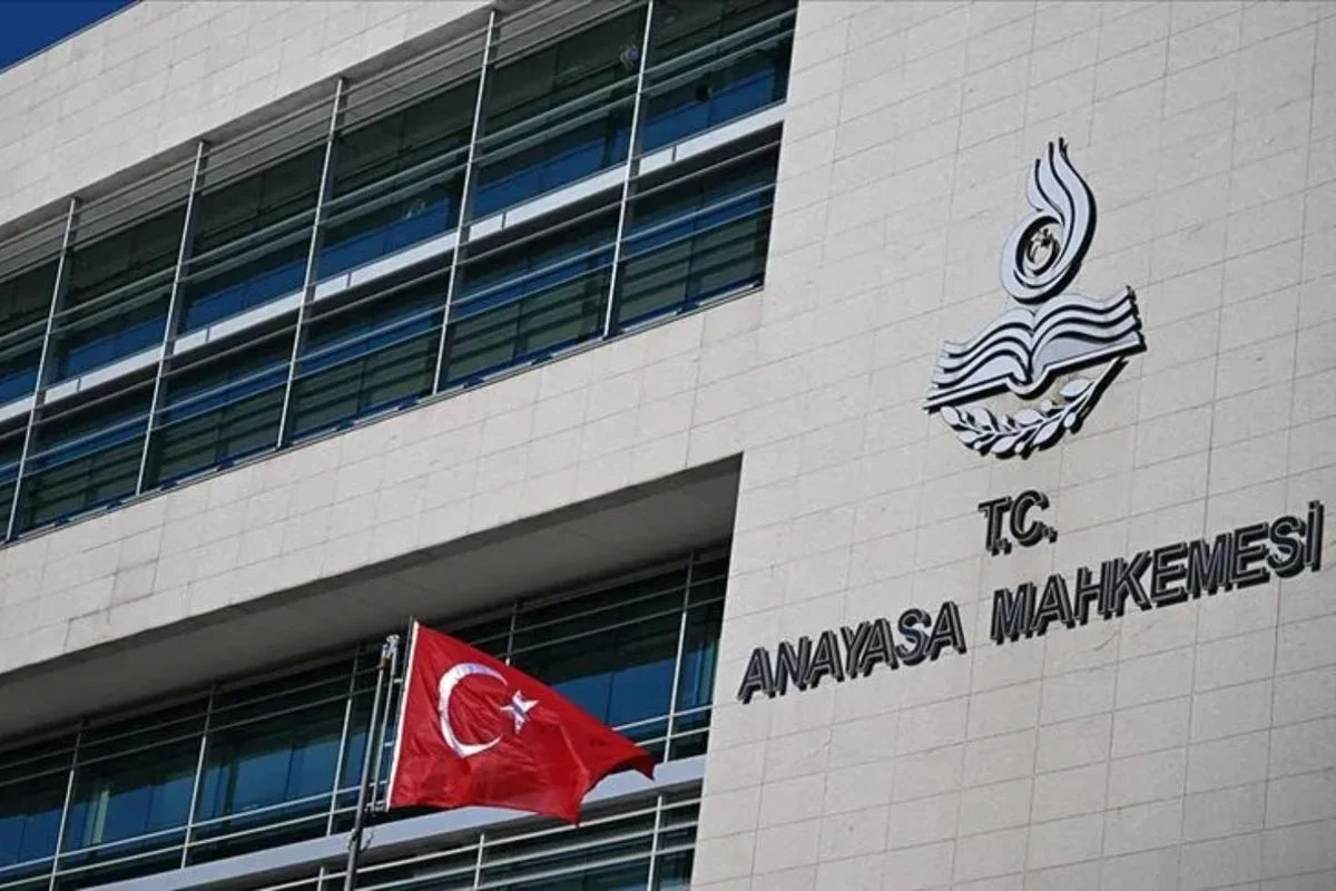 AYM'den Emsal Karar: Boşandığı Eşiyle Yaşamayı Sürdürenlerin Ölüm Aylığı Kesilebilecek - Son Dakika