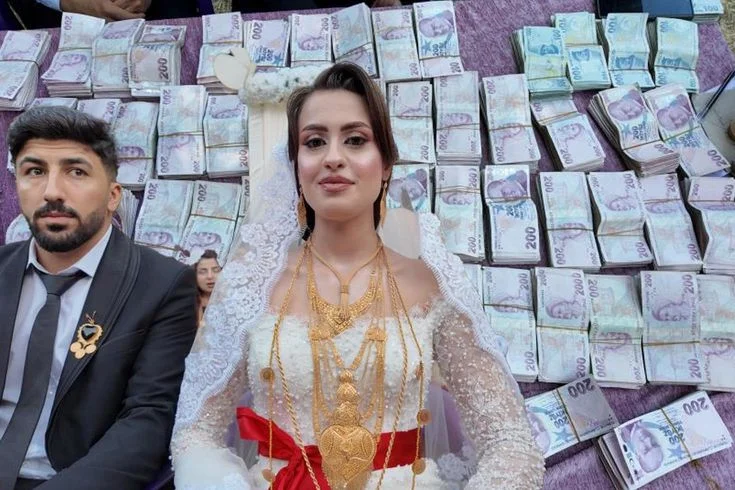 Hakkari'de Görkemli Düğün: 2 Günde 35 Koyun Kesildi, 6 Bin Kişi Ağırlandı - Son Dakika