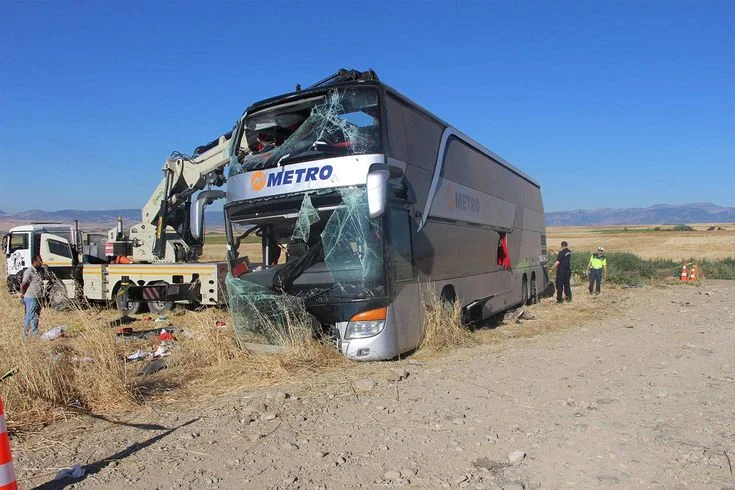 Merzifon'da Yolcu Otobüsü Devrildi: 46 Yaralı, 2'sinin Durumu Ağır - Son Dakika