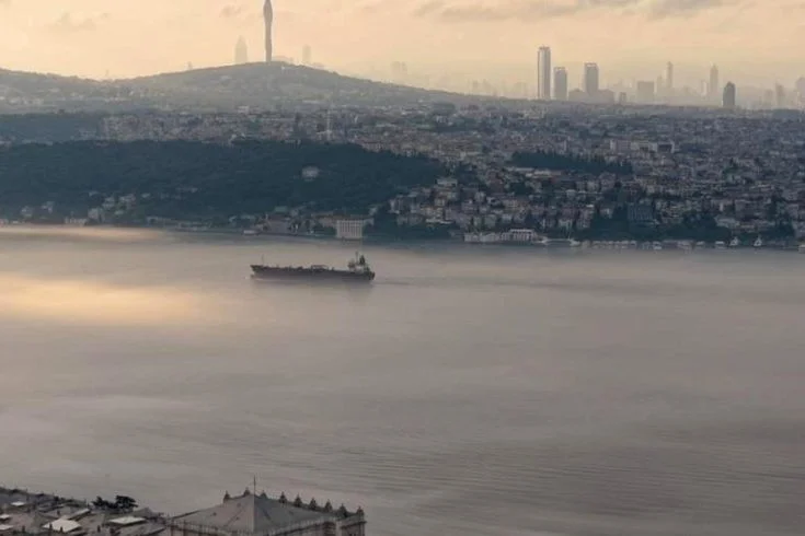 İstanbul Boğazı'nda Yoğun Sis Alarmı: Gemi Trafiği Durduruldu - Son Dakika
